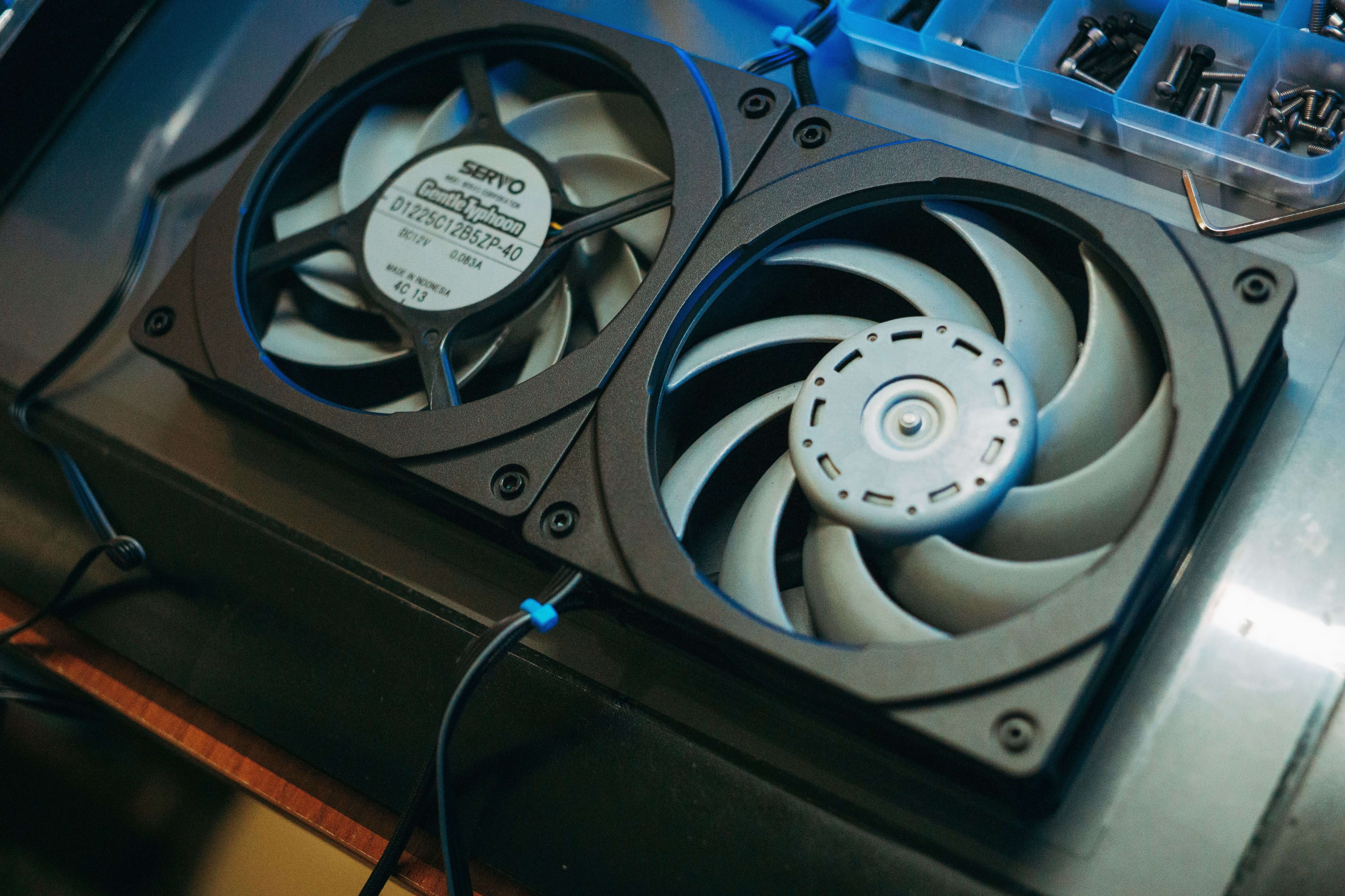 Hardware-Detail eines 3D-Druckers mit Fokus auf Kühlung und Lüfter
