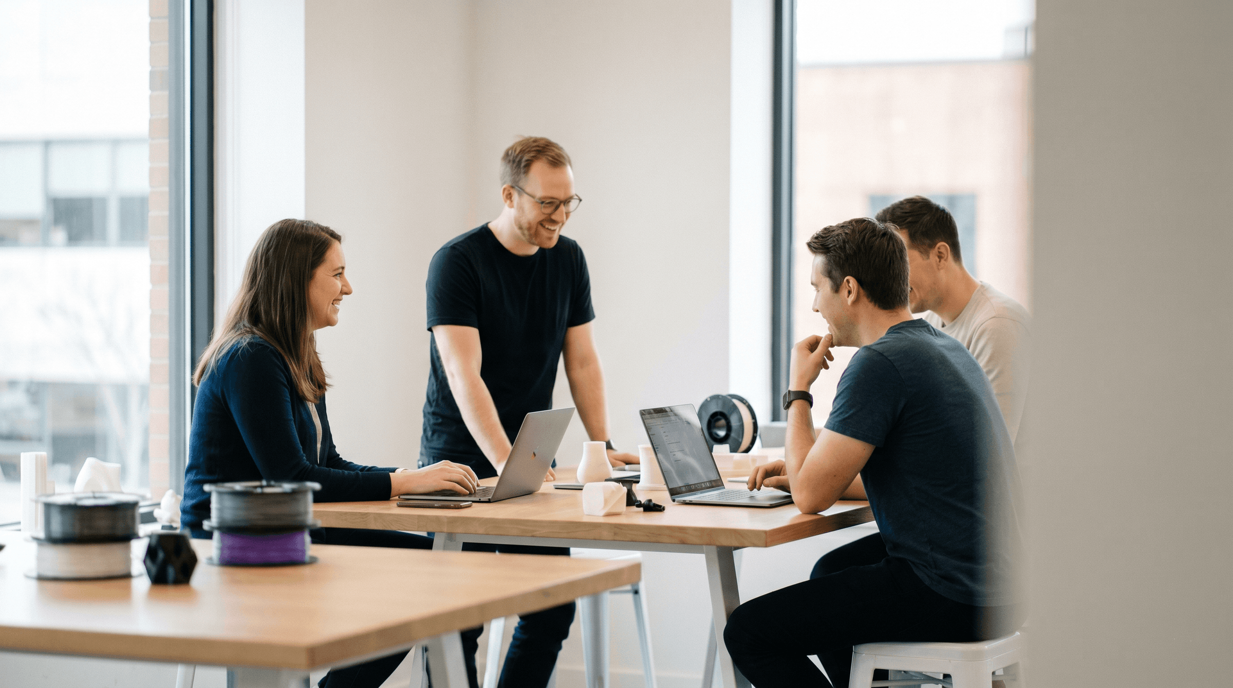 Oakiv Team im Beratungsgespräch und in der Projektplanung