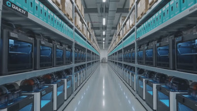 Vertikale Videoansicht einer 3D-Druck-Farm mit langen Druckerreihen